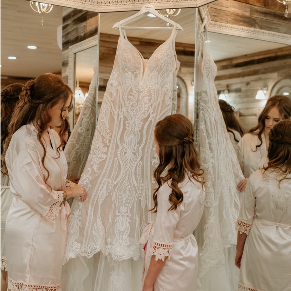 Elegant Lace Wedding Gown - Picture 4 of 5